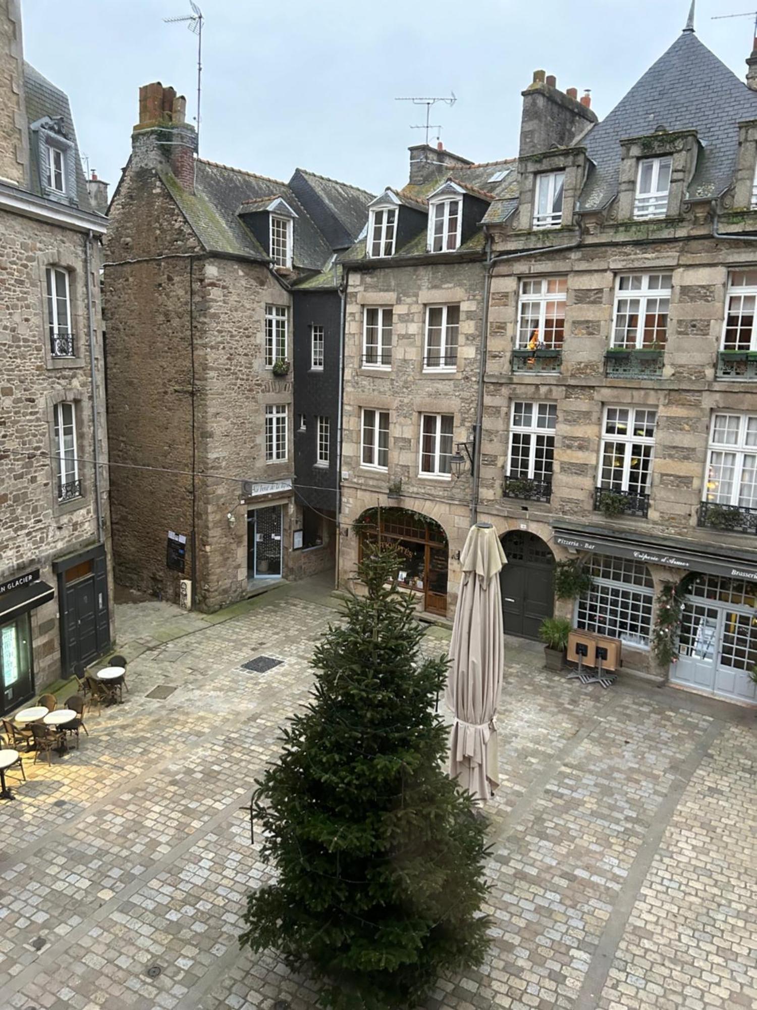 Spacieux Appartement Au Coeur Du Centre Historique De دينان المظهر الخارجي الصورة