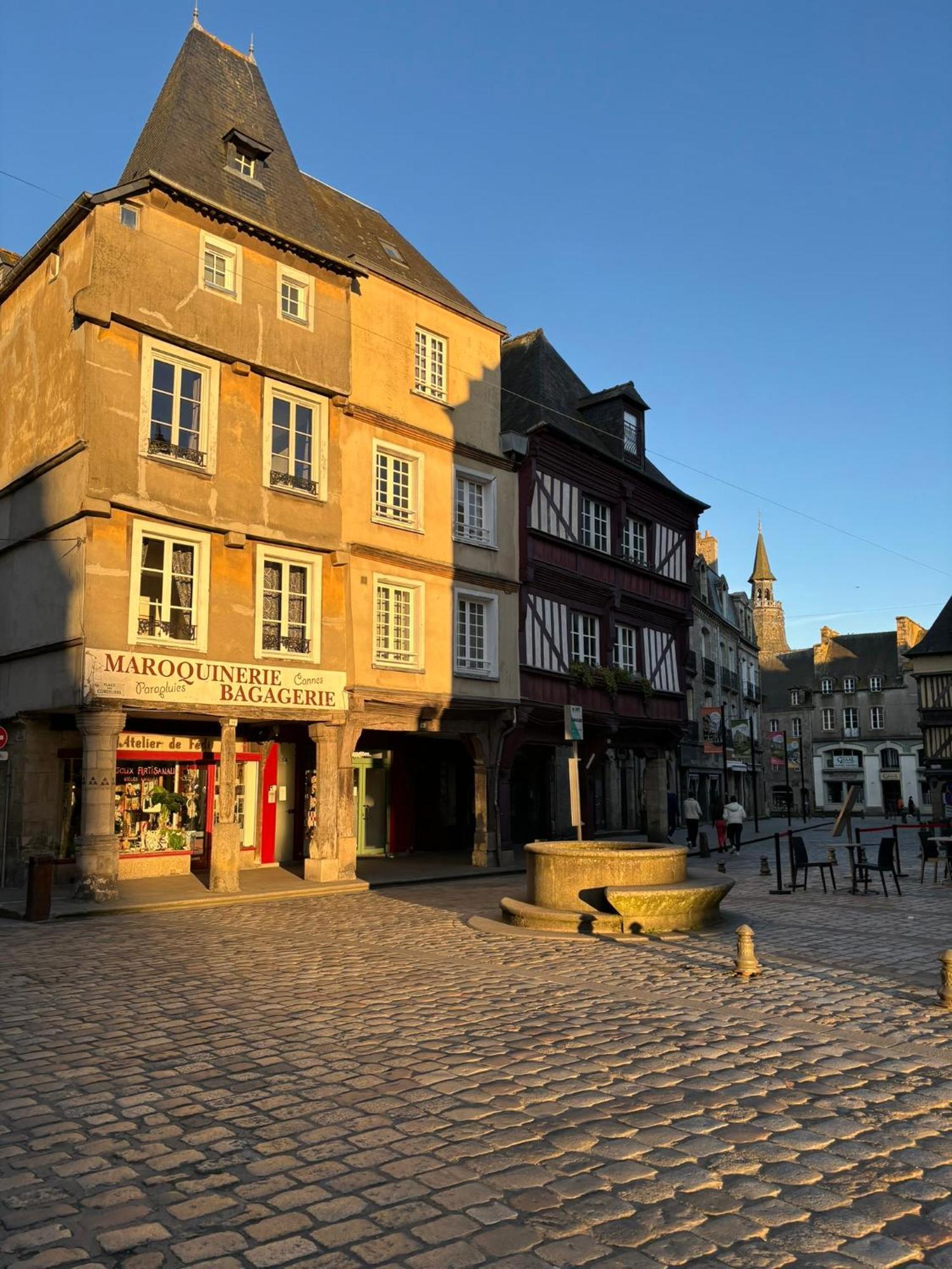 Spacieux Appartement Au Coeur Du Centre Historique De دينان المظهر الخارجي الصورة